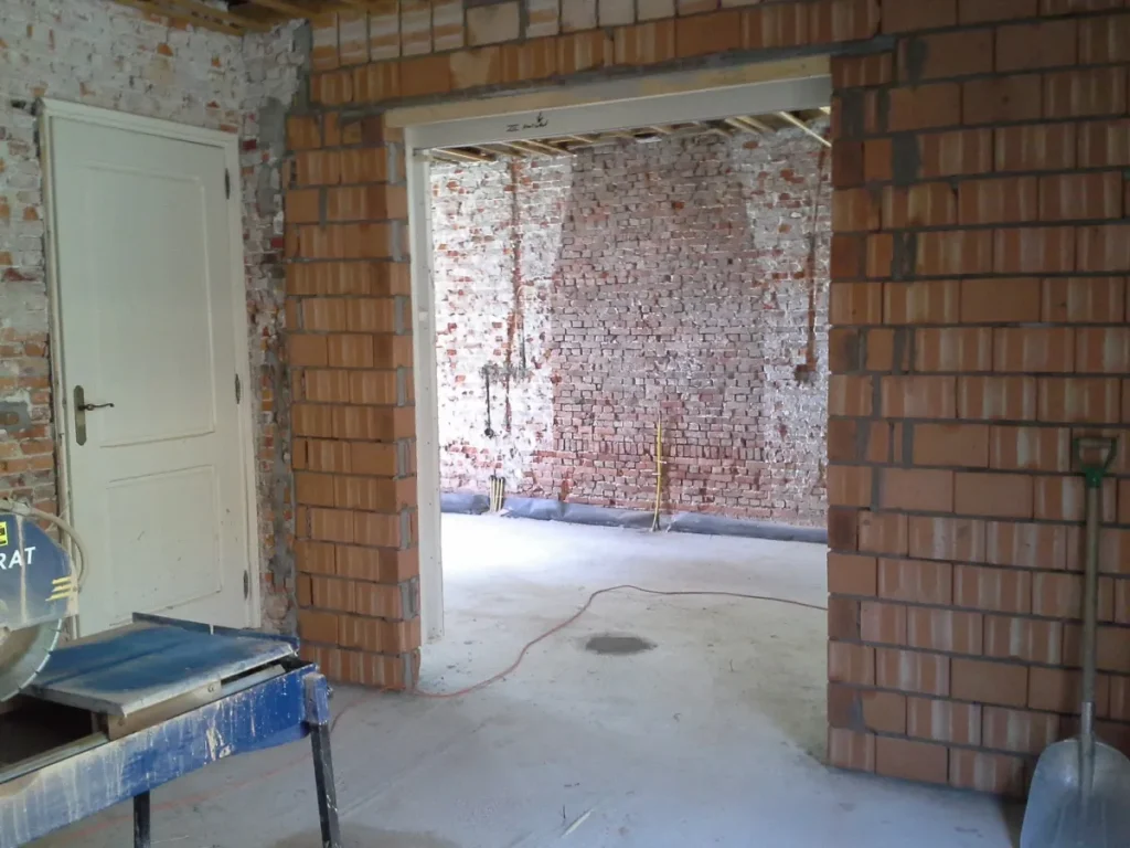 Verbouwde oude boerderij in Reusel — Voor: doorgang in de oude muur