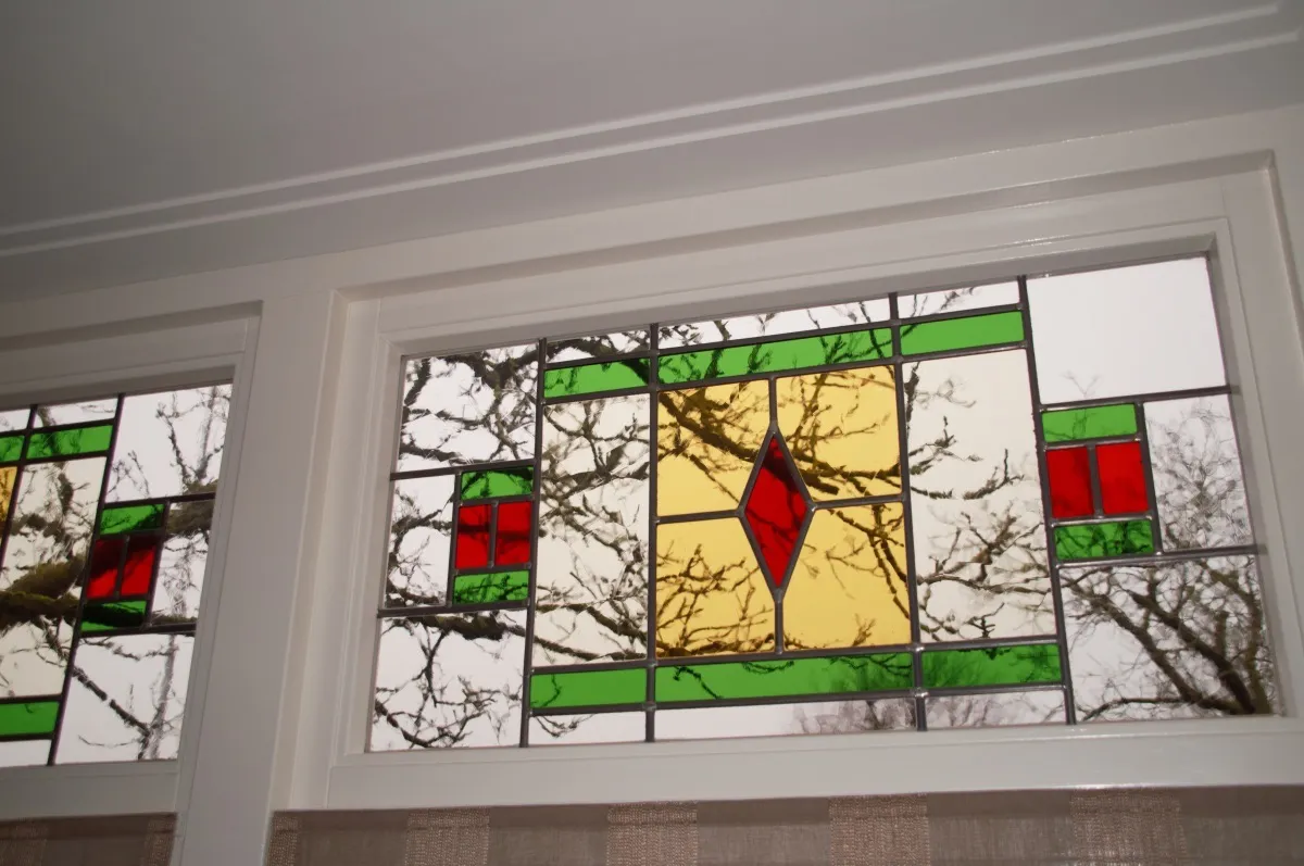 Glas-in-loodramen in een gestukadoorde wand