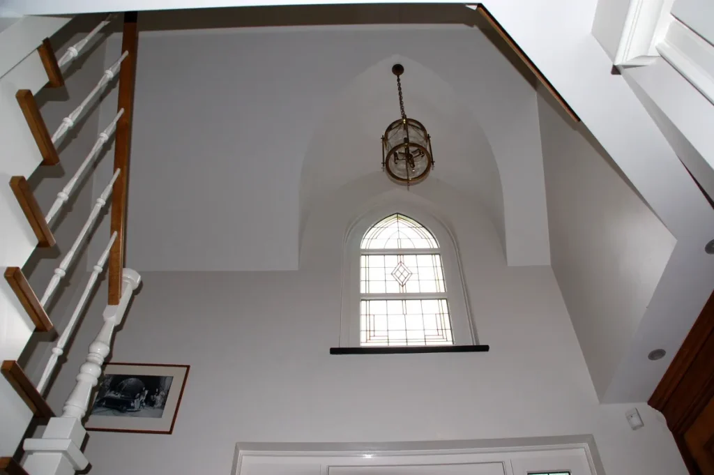Trappenhuis met boog in een landhuis