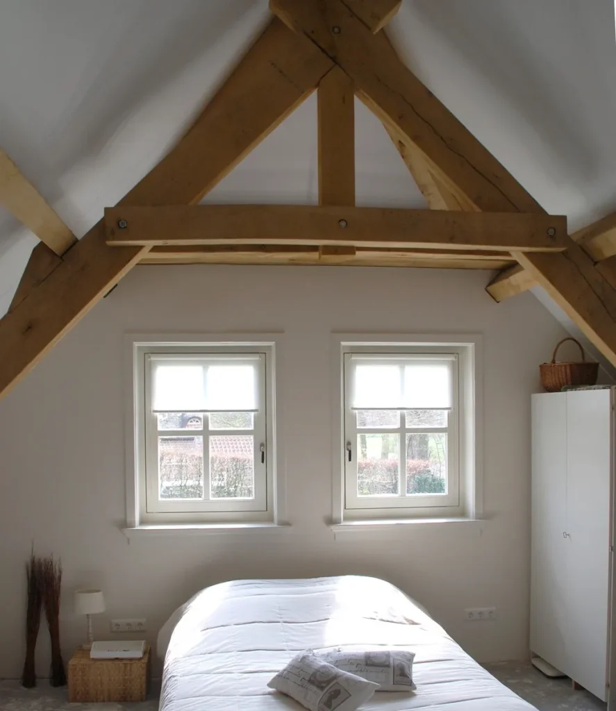 Slaapkamer onder houten spanten