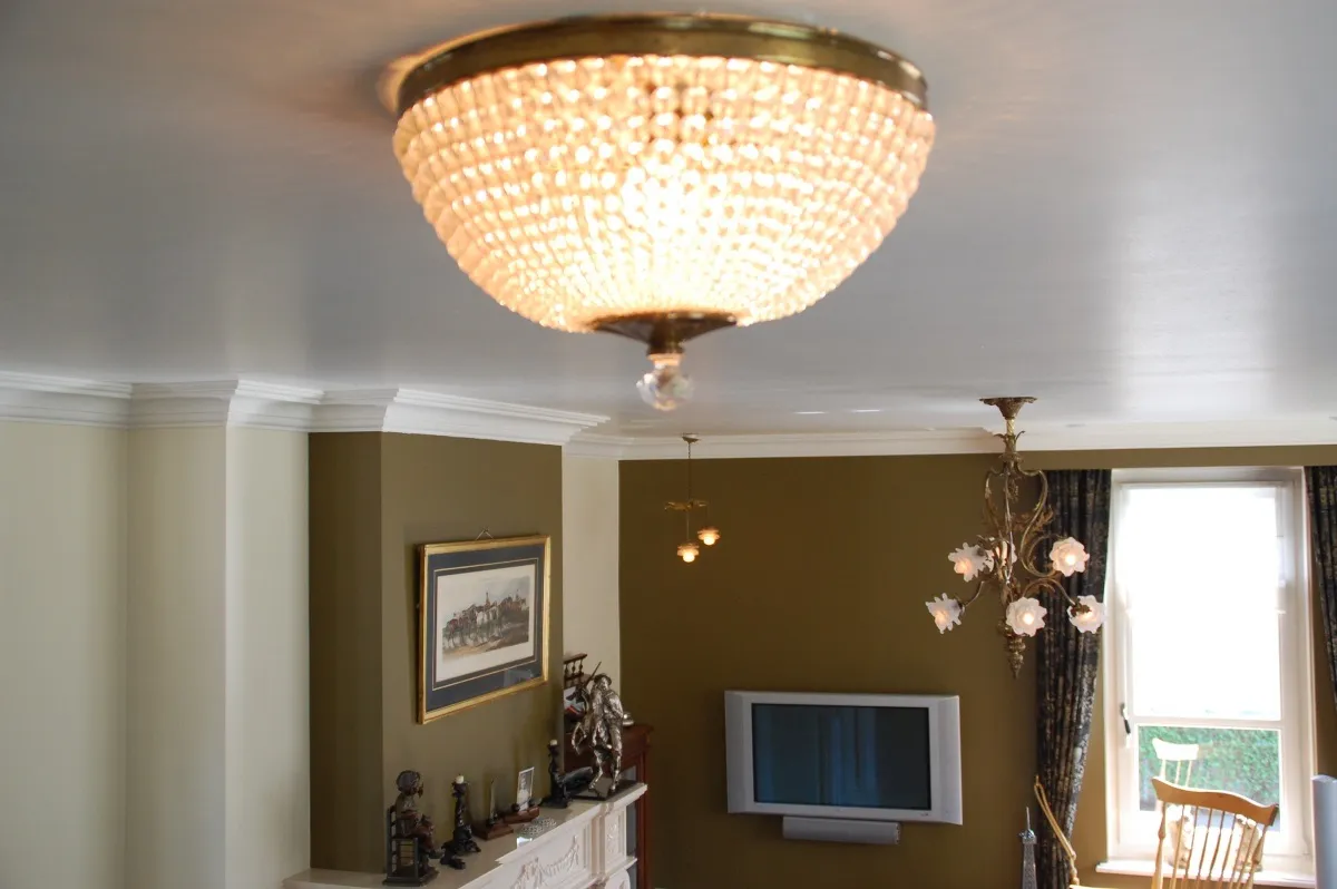 Woonkamer met sierpleister op de wand