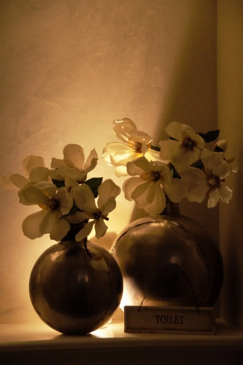 Nis met sierpleister in warm licht